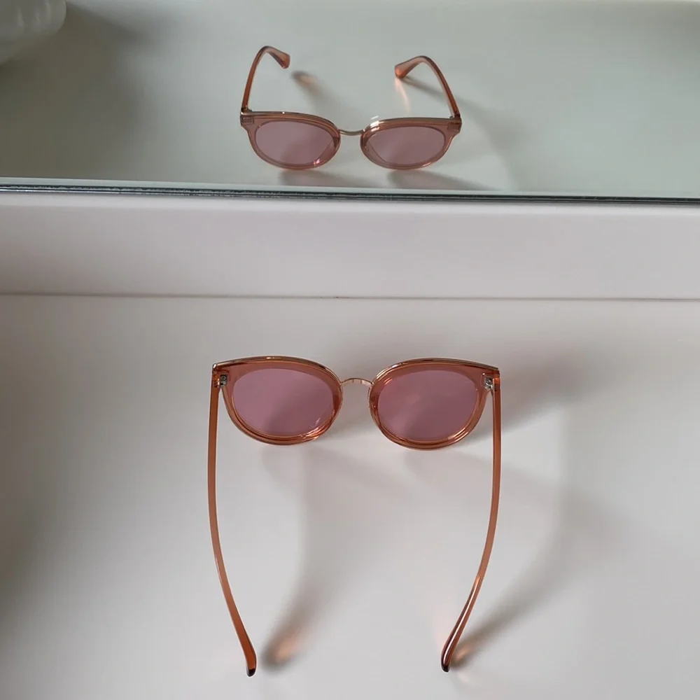 2 FUN Tinted Sunglasses & Case: KISS LIP Shape Wire Frame & Large Plastic Frame - Picture 5 of 10